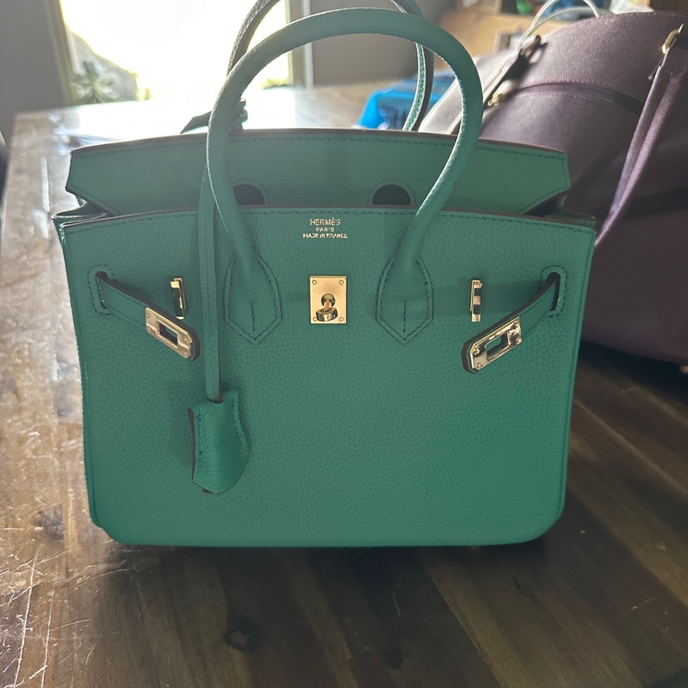 Elegant Green Leather Satchel with Structured Design